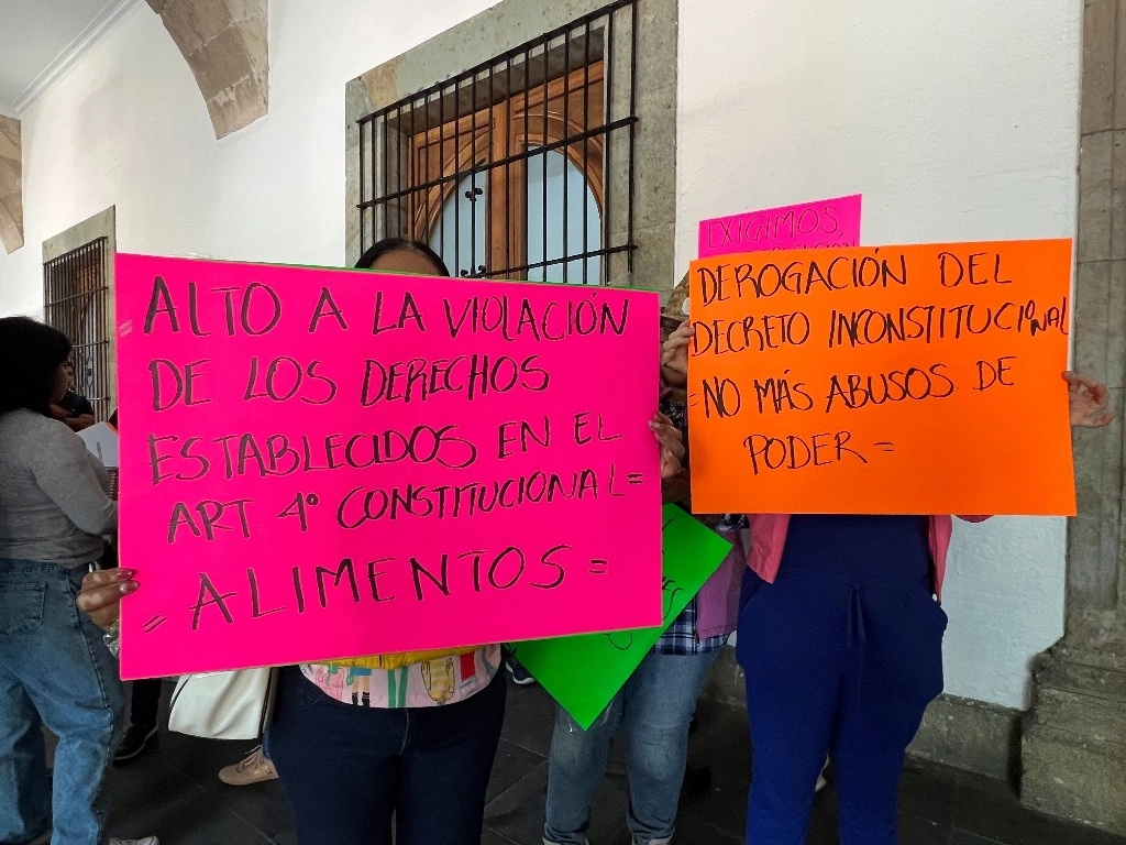 Integrantes del Stpeidceo realizan paro de labores en diversas dependencias de Oaxaca para protestar por la supresión de mil 344 plazas. Foto 'La Jornada' 