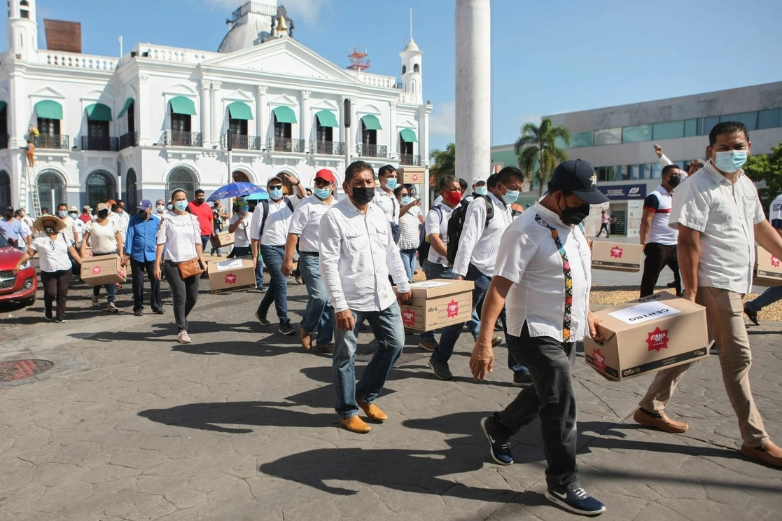 Trabajadores del Isset marchan en calles de Villahermosa, Tabasco. Foto Cuartoscuro / Archivo