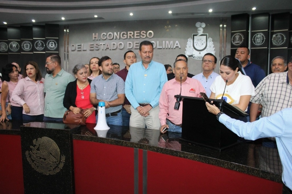 Diputado del Congreso de Colima condenaron los actos violentos del sindicato de trabajadores estatales en el recinto legislativo. Foto Juan C. Flores