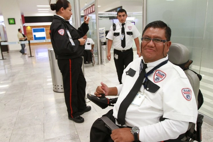 Un elemento de seguridad de la empresa Eulen, orienta a un pasajero del AICM. Foto Roberto García Ortíz/Archivo