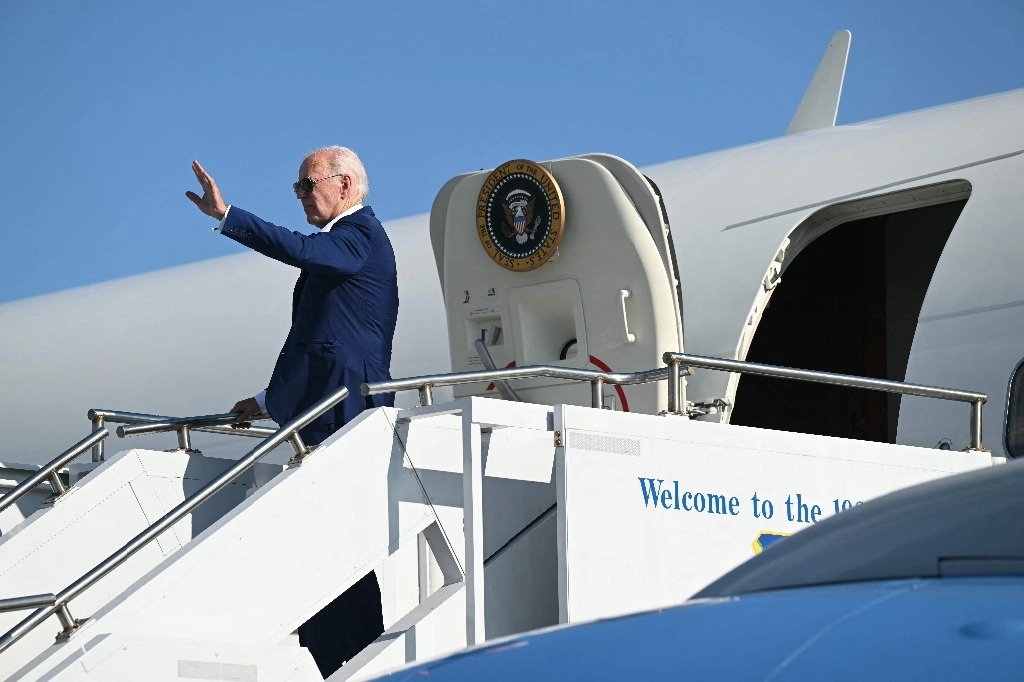 El actual presidente Joe Biden arriba al aeropuerto internacional de Harrisburg, en Pennsylvania, el 7 de julio de 2024. Foto Afp   
