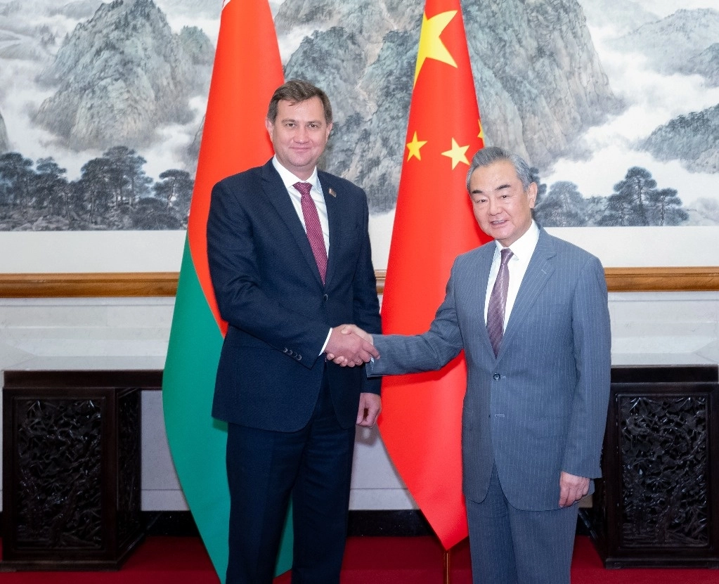El ministro de relaciones chino, Wang Yi, junto con el ministro de relaciones exteriores de Bielorrusia, Maksim Ryzhenkov, en Beijing, capital de China, el 8 de julio de 2024. Foto Xinhua   