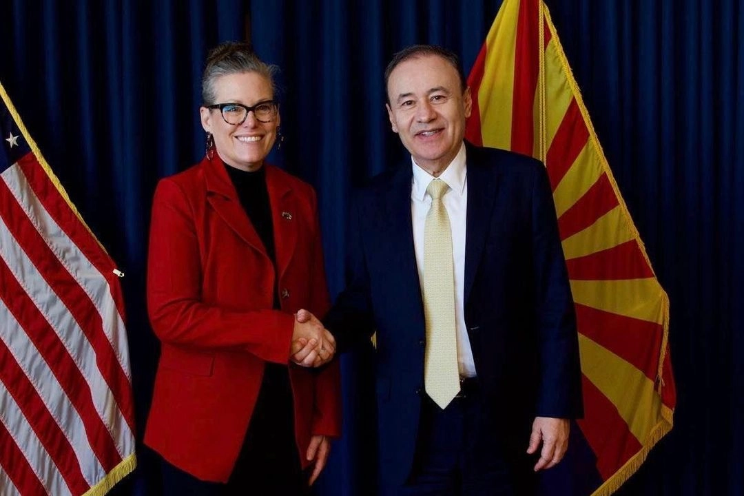 El gobierno estatal confirmó su participación en la próxima reunión plenaria de la Comisión Arizona-México, que se llevará a cabo los días 26 y 27 de junio en Phoenix, Arizona, y será encabezada por el gobernador Alfonso Durazo Montaño y la gobernadora Katie Hobbs, en el marco de la cooperación bilateral entre Sonora y Arizona. 