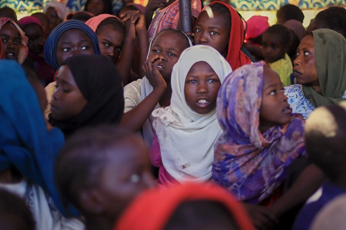 Mujeres y niños desplazados de El Fasher en un campamento donde buscaron refugio tras huir de los combates entre las fuerzas gubernamentales y las RSF, en Tawila, región de Darfur, Sudán, el 3 de noviembre de 2025. Foto 