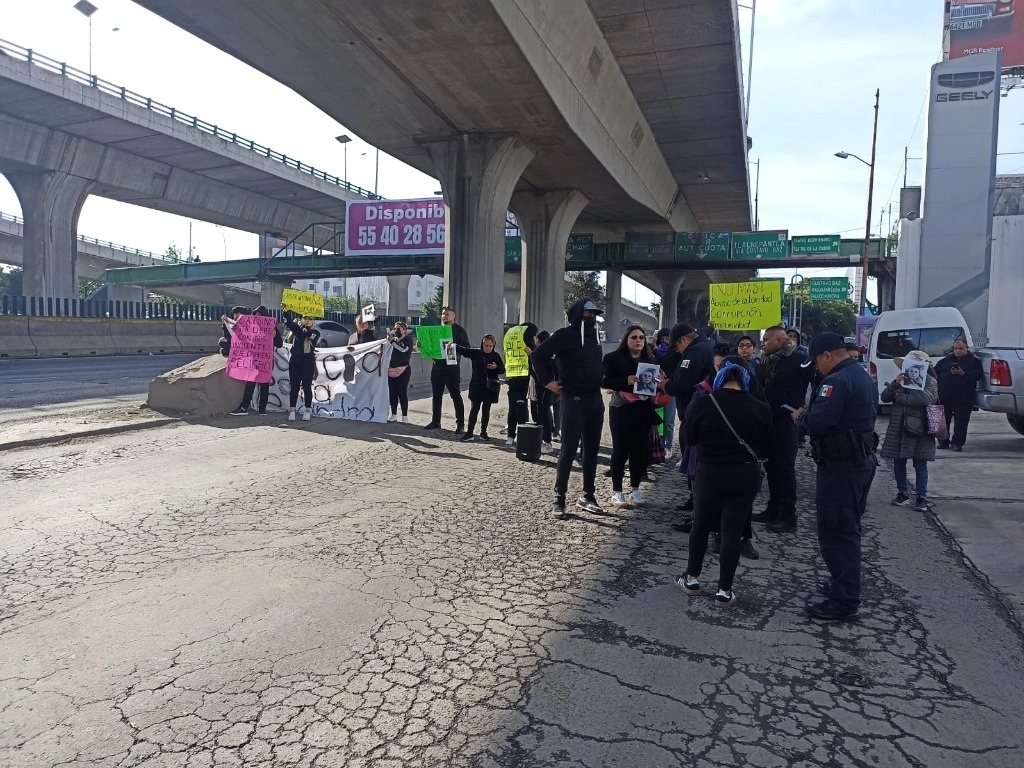 Familiares bloquearon un lateral del Periférico Norte para exigir justicia por el asesinato de Alejandra Denisse. Foto 'La Jornada'  