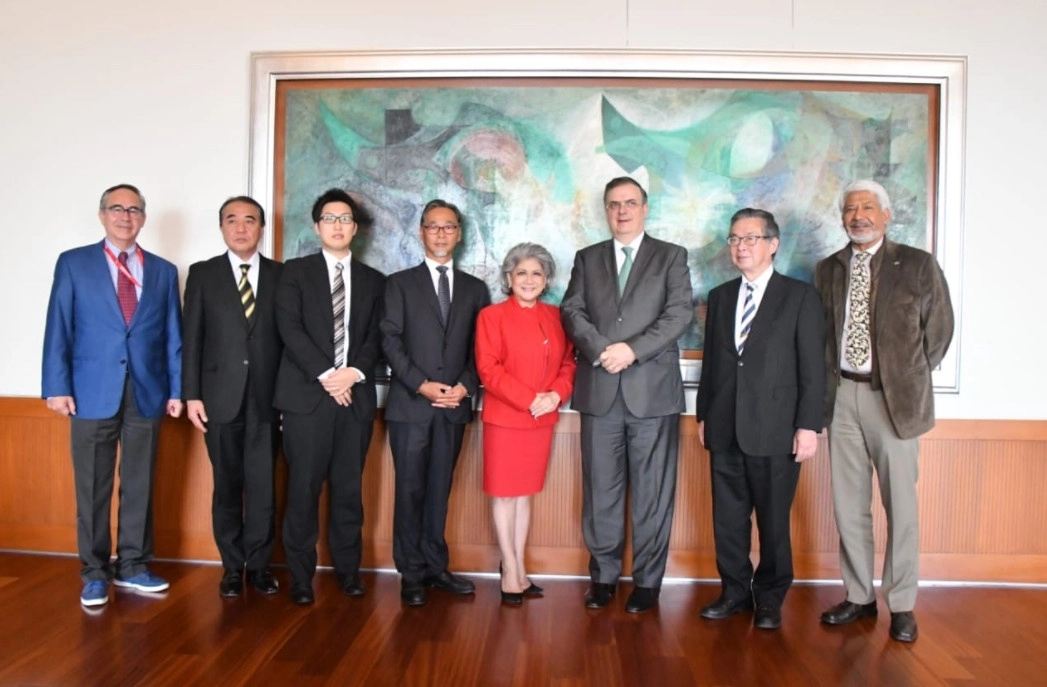 El canciller Marcelo Ebrard, con la delegacion proveniente de Tokio del STS Forum. Foto tomada del Twitter @m_ebrard / Archivo 