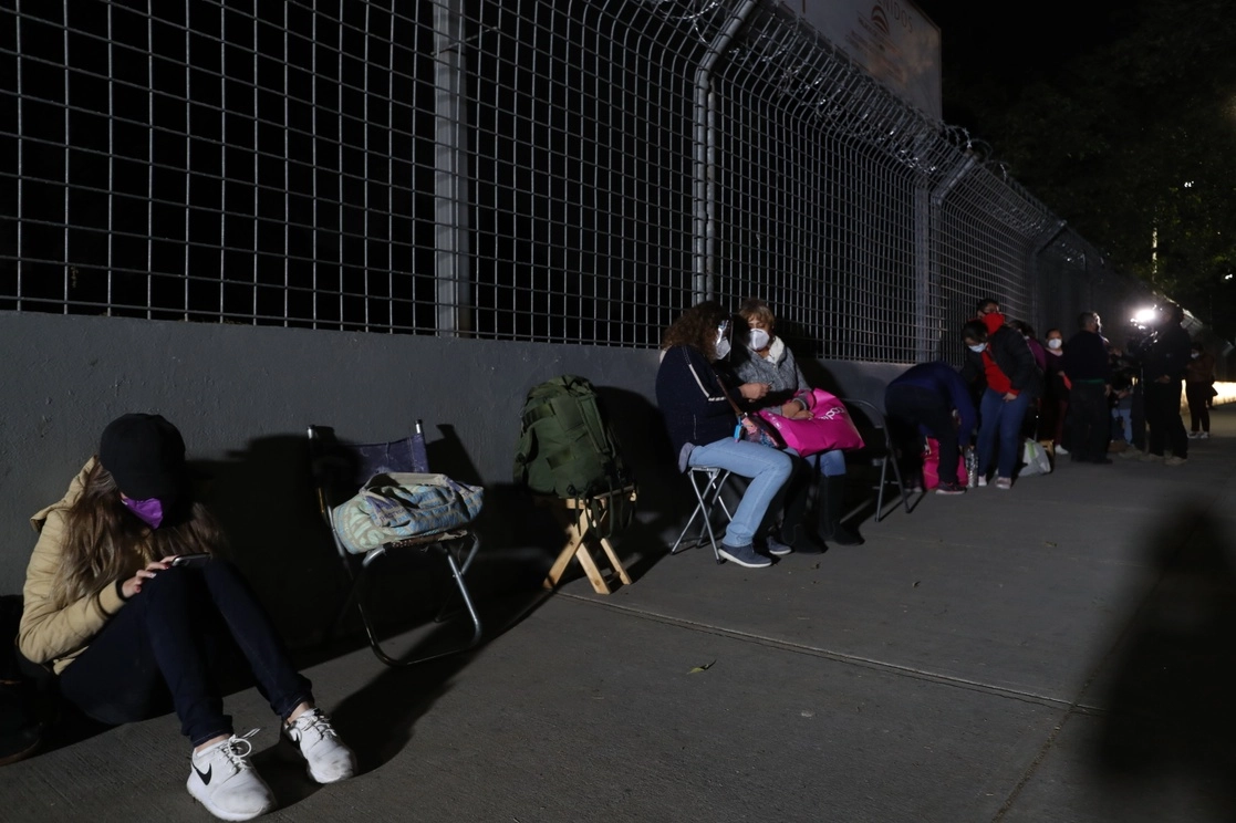 Adultos mayores hicieron fila desde la madrugada de este miércoles en las inmediaciones del Palacio de los Deportes, en la alcaldía Iztacalco. Foto Yazmín Ortega Cortés