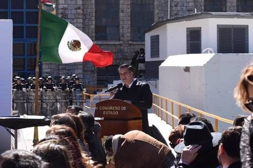 El legislador panista Luis Aguilar Lozoya leyó un exhorto que aprobó el Congreso de Chihuahua, durante la sesión extraordinaria efectuada ayer en la presa La Boquilla, municipio de San Francisco de Conchos. Foto cortesía de Antonio Salazar, del grupo parlamentario del Partido Acción Nacional