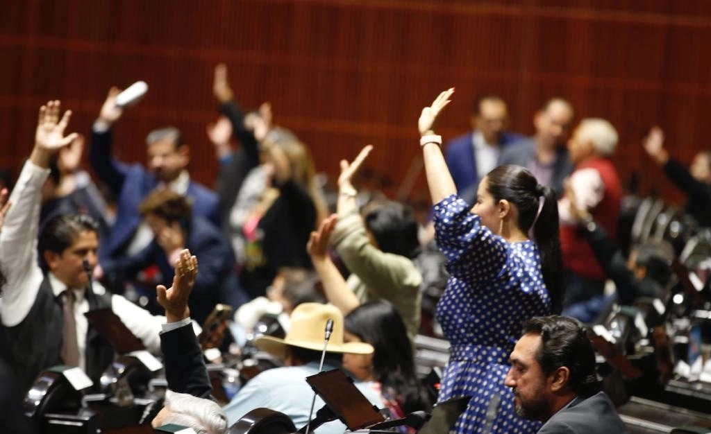 Legisladores votan durante una sesión en la Cámara de Diputados. Foto José Antonio López / Archivo