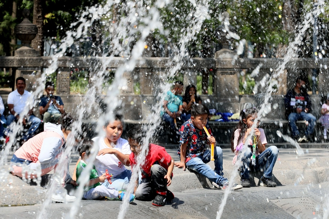 Niños jugando en las fuentes de la Alameda Central. Foto Roberto García Ortiz