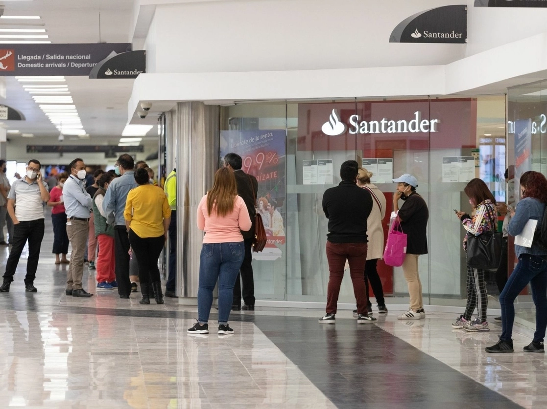 Una sucursal de Santander en la Ciudad de México. Foto Pablo Ramos / Archivo