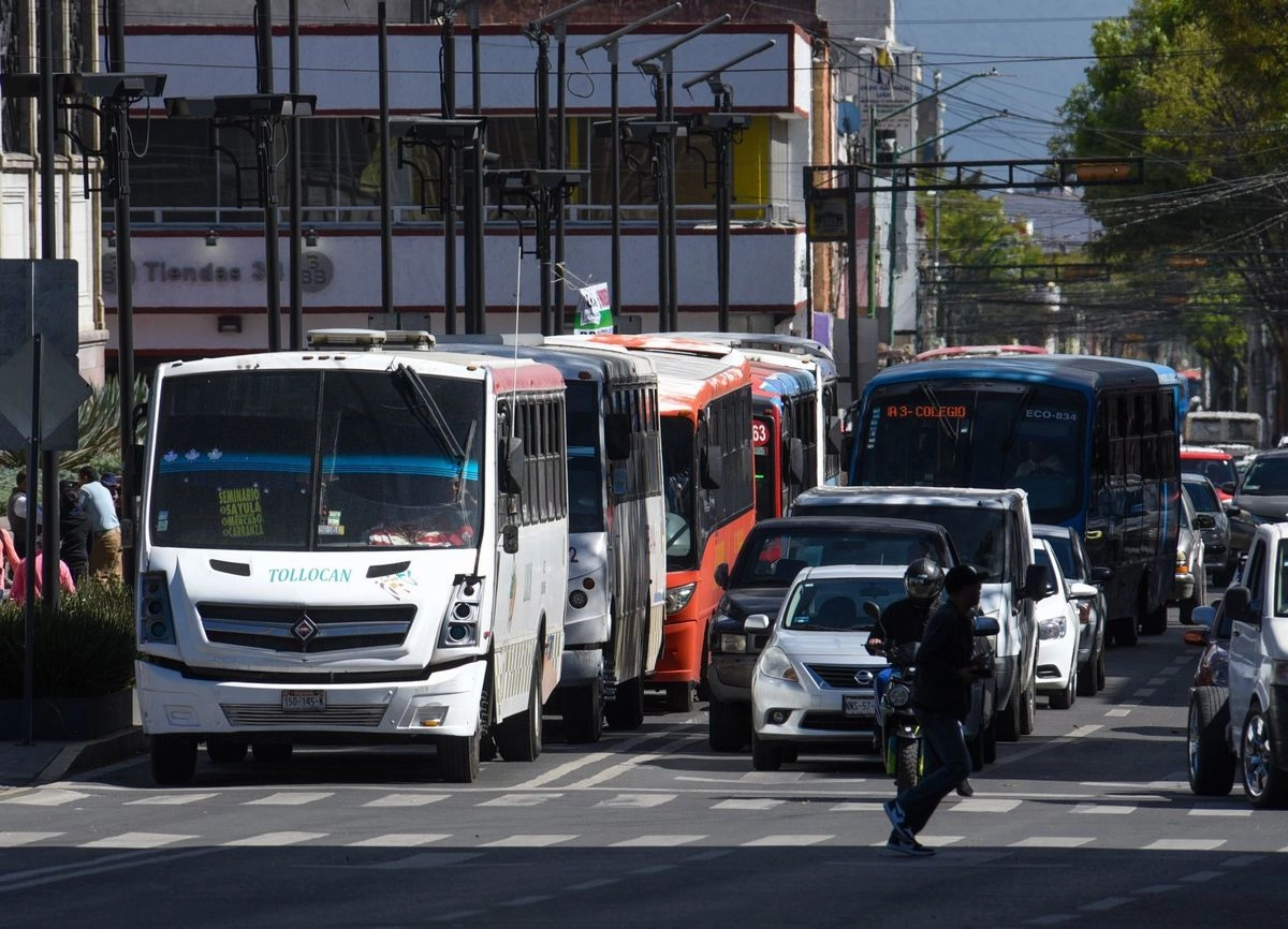 Autobuses de transporte público en la capital mexiquense. Foto