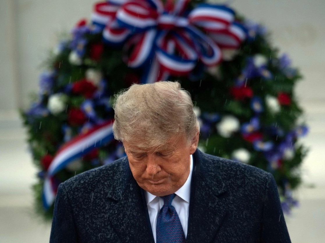 El presidente de Estados Unidos, Donald Trump, encabezó ayer la ceremonia del Día de los Veteranos en el Cementerio Nacional de Arlington, en Virginia. Es la primera aparición del mandatario después de las elecciones. Foto Afp
