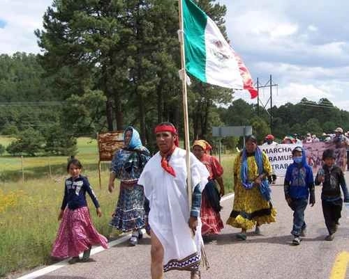 Un contingente de rarámuris durante una marcha en Chihuahua, en imagen de archivo. Foto cortesía de Luis González