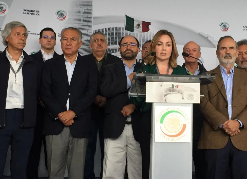 Legisladores del Grupo Plural, acompañados de organizaciones civiles, ofrecen conferencia de prensa en el Patio del Federalismo en el Senado de la República, en la Ciudad de México, el 20 de septiembre de 2022. Foto Guillermo Sologuren