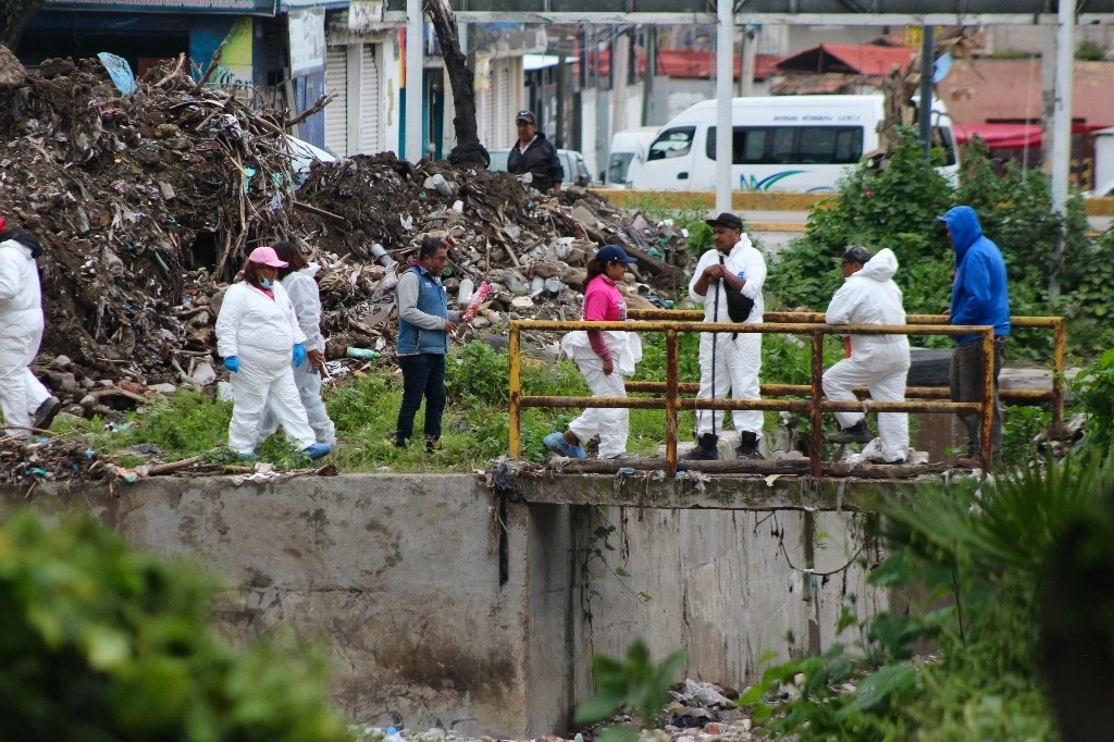 Madres buscadoras realizan un jornada en busca de rastros de personas desaparecidas en un canal de aguas negras de Ecatepec. Foto Javier Salinas 