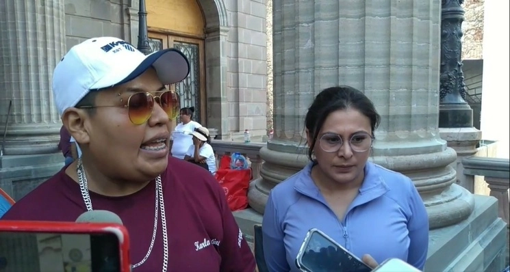 Plantón de la brigada de búsqueda independiente del Colectivo Hasta Encontrarte afuera del Teatro Juárez, en Guanajuato capital, el 5 de septiembre de 2023. Foto 'La Jornada'