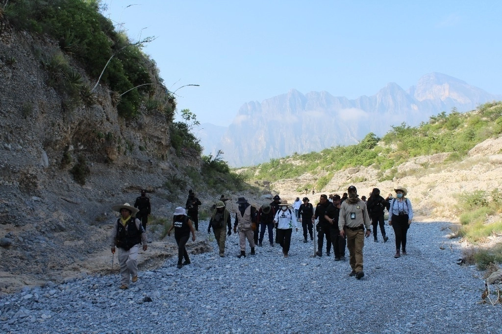 Integrantes de Fundenl recorren un predio ubicado en el municipio de Salinas Victoria, en Nuevo León, en búsqueda de fosas clandestinas. Foto La Jornada / Archivo