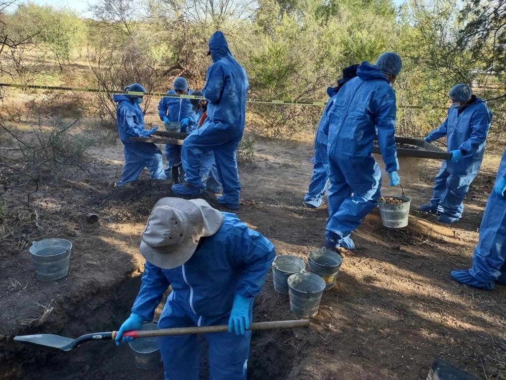 Madres Buscadoras de Sonora realizan jornadas en espacios abiertos donde posiblemente hay fosas con restos humanos. Foto Cristina Gómez