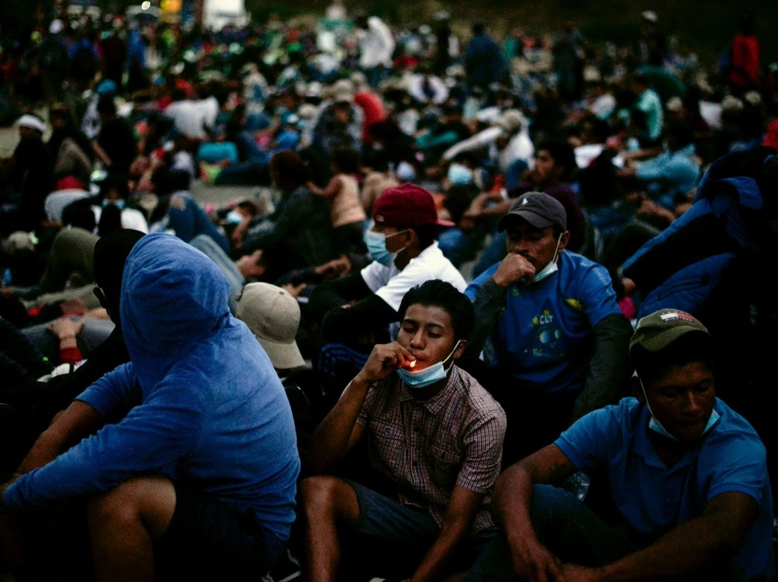 Migrantes hondureños que forman parte de la caravana que avanza hacia EU toman un descanso en Vado Hondo, Guatemala. el 17 de enero de 2021. Foto Afp