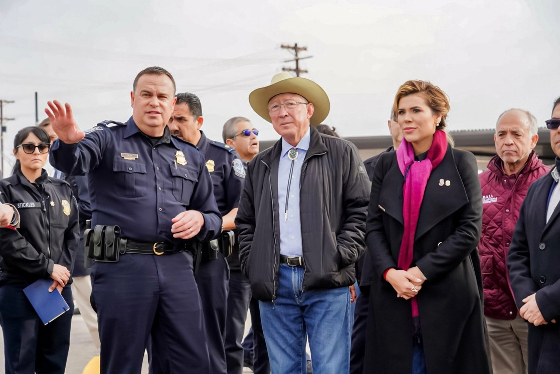 La gobernadora de Baja California, Marina del Pilar Ávila Olmeda y el embajador de EU en México, Ken Salazar. Foto  Tomada del Twitter @MarinadelPilar