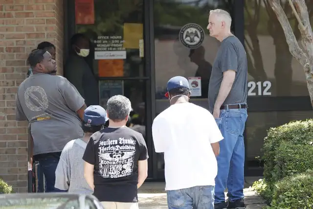 Más de 4.4 millones de trabajadores despedidos solicitaron prestaciones por desempleo en Estados Unidos la semana pasada, a medida que los recortes de personal se intensifican. La imagen, en Pearl, Misisipi. Foto Ap