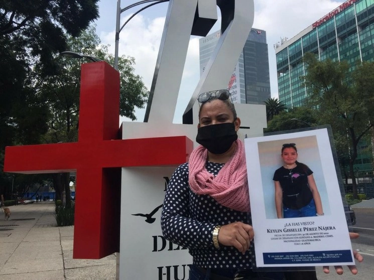 La guatemalteca Claudia Nájera denunció que el 30 de agosto su hija Keylin Gisselle Pérez desapareció de un albergue de la organización religiosa Cáritas. Foto Fernando Camacho Servín