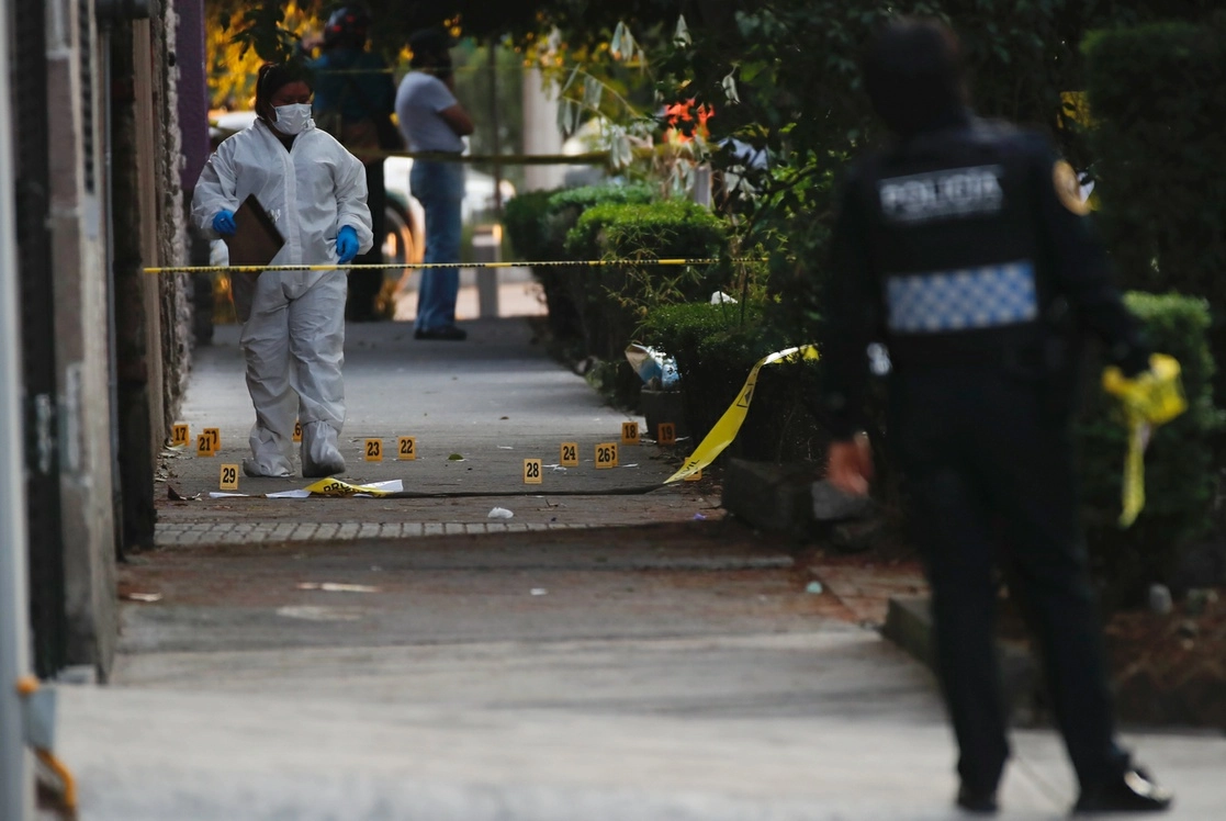 Peritos de la FGJ levantan indicios tras el asesinato del empresario Martín Rodríguez Sánchez. Foto Víctor Camacho