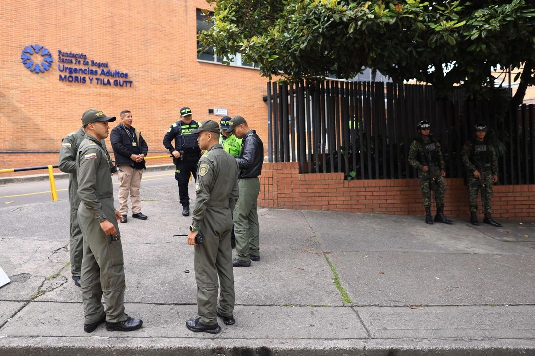 Agentes de policía custodian los alrededores de la clínica Fundación Santa Fe, donde se encuentra hospitalizado el candidato presidencial colombiano Miguel Uribe tras recibir disparos en Bogotá, el 8 de junio de 2025.