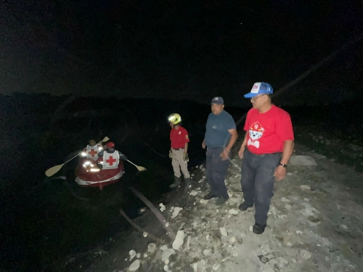 La búsqueda del joven se prolongó la noche de este domingo. Foto La Jornada