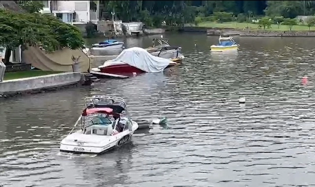 Personal de rescate acuático llevó a cabo inmersiones en la laguna de Tequesquitengo, pero no han localizado al joven de 17 años. Foto La Jornada