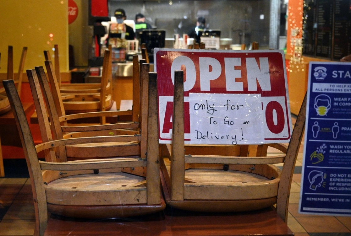 Un local de comida en California con servicio a domicilio por pandemia. Foto Afp