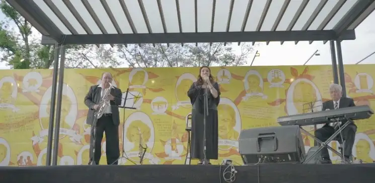 Celso Aguilar, Mariana Álvarez e Ignacio Ortiz, en la plaza Armando Manzanero, en Tlalpan. El domingo habrá un concierto en el Complejo Cultural Los Pinos. Foto cortesía Instituto Bolero México 