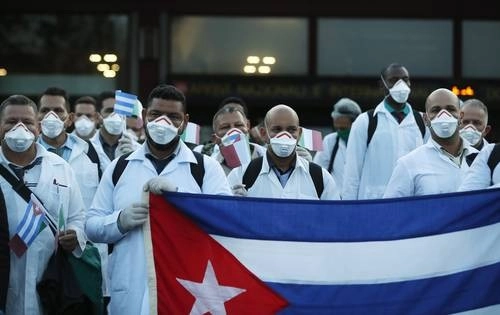 Médicos y paramédicos cubanos llegan al aeropuerto de Malpensa de Milán, Italia, para ayudar con el tratamiento del coronavirus. Foto Ap / Archivo
