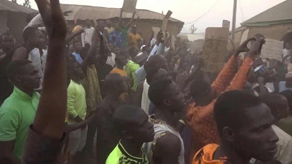 Familiares de los menores secuestrados en Kaduna, Nigeria, solicitan a las autoridades locales la localización de los menores. Foto Afp 