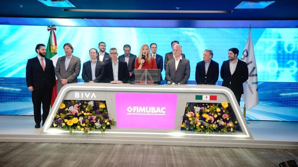 Grito Biva de la Sofom Fimubac, por la colocación de certificados bursátiles fiduciarios en la Bolsa Institucional de Valores (Biva), por mil 580 millones de pesos. Foto tomada de la cuenta de Twitter @BIVAMX