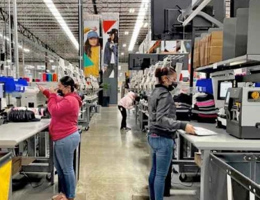 Empleadas de una maquiladora al norte de México. Foto Gonzalo Rivera /Lindero Norte