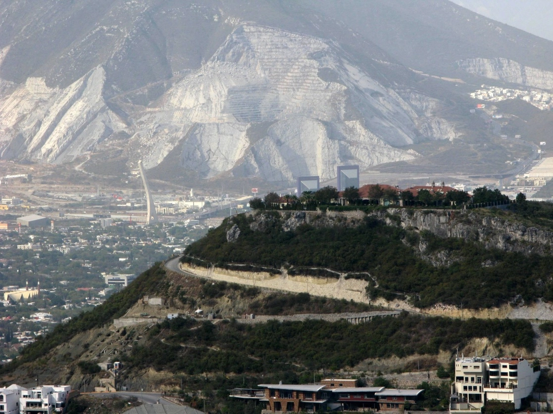 Viviendas alrededor de cerros y bosques en San Pedro Garza García, conurbado a Monterrey. Nuevo León. Foto Cuartoscuro /Archivo