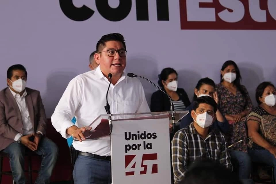 Esteban Ramírez Zepeta, presidente del Comité Ejecutivo Estatal de Morena en Veracruz, indicó que se recibieron más de 5 mil solicitudes para contender por alcaldías, sindicaturas y regidurías, de las cuales 2 mil 063 buscan encabezar los ayuntamientos. Foto Facebook Henri Gómez 