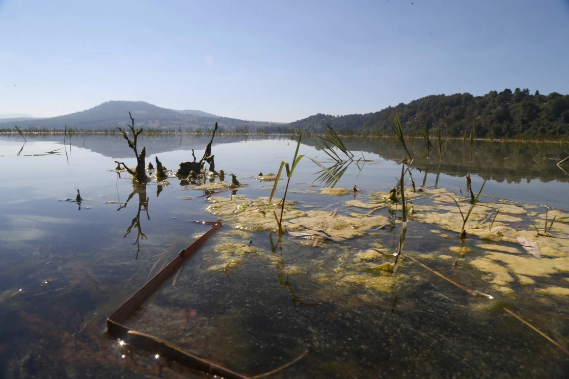 Zirahuén es una comunidad prehispánica que ha defendido su territorio durante siglos, sobre todo el que rodea el lago, en donde recientemente ha habido invasiones de tierras por parte de constructores de infraestructura turística. Foto Cuartoscuro / Archivo


