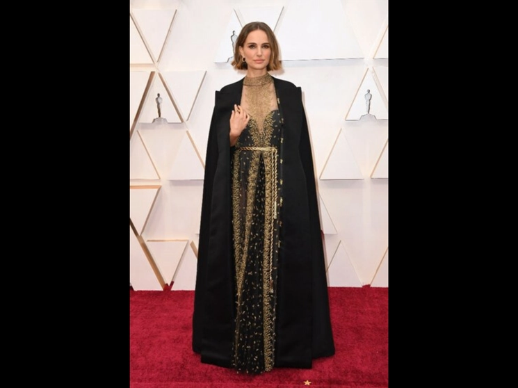 La actriz Natalie Portman mostró un abrigo bordado con el nombre de las directoras mujeres que no fueran nominadas en la 92 edición de Los Oscar. Foto Afp /Archivo