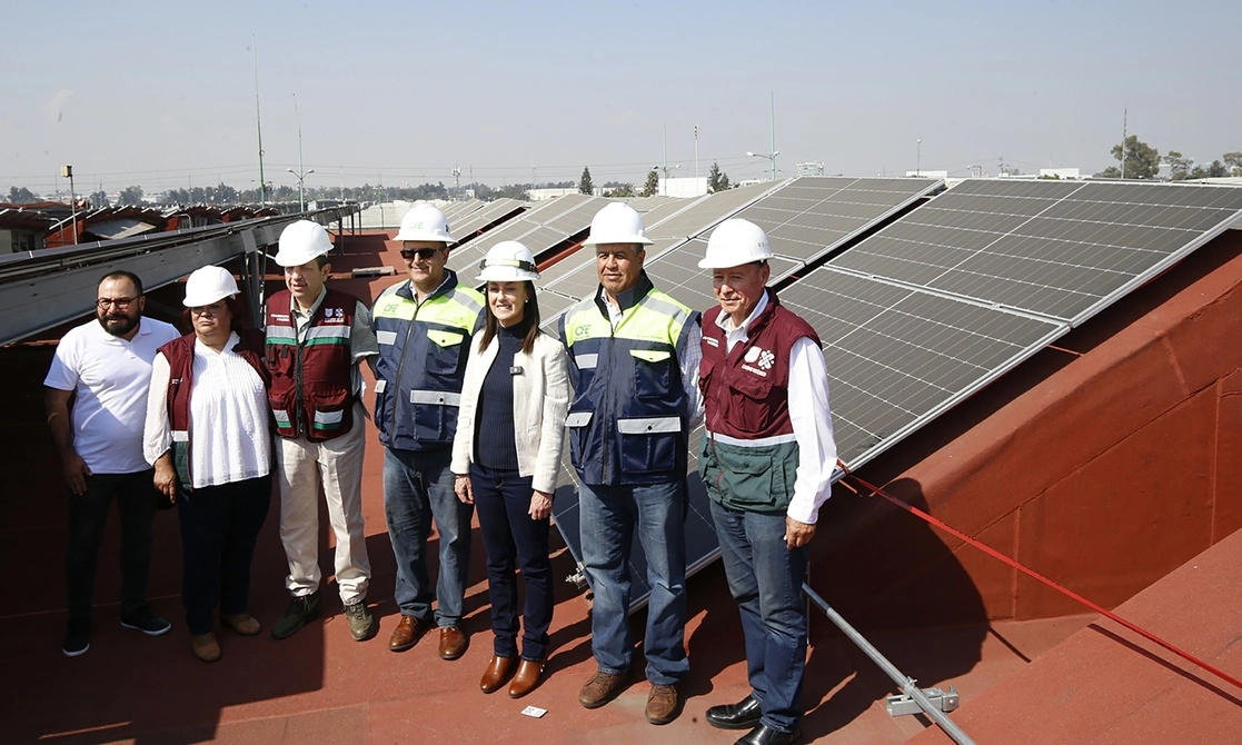 La jefa de Gobierno, Claudia Sheinbaum, durante un recorrido de supervisión por la obra de la Planta Solar Fotovoltaica en la Central de Abastos, ubicada en la alcaldía Iztapalapa, el 22 de enero de 2023. Foto María Luisa Severiano