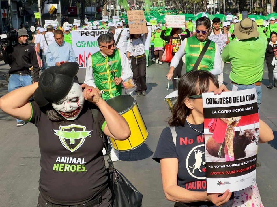 Integrantes de colectivos ciudadanos en contra de las corridas de toros marchan el Congreso de la Ciudad de México, donde se votará la prohibición de dicho espectáculo, el 18 de marzo de 2025. Foto