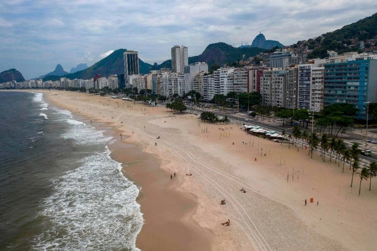 Para frenar la propagación del Covid-19, el alcalde de Río de Janeiro, Marcelo Crivella, anunció que la icónica ciudad costera brasileña requerirá que los bañistas se alejen socialmente y reserven un espacio a través de una aplicación. Foto Afp