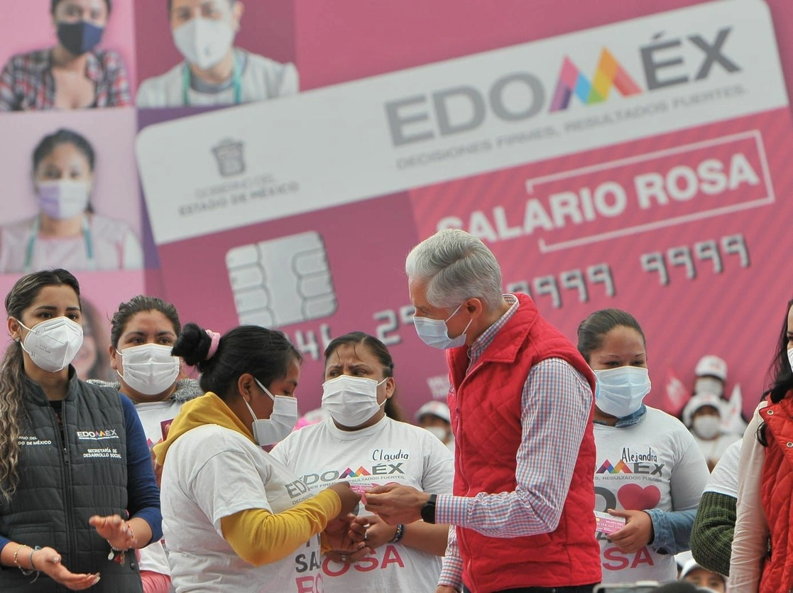 El gobernador Alfredo del Mazo entregó hoy en Toluca poco más de mil nuevas tarjetas rosas, de forma presencial y otras cinco mil que serán distribuidas esta semana en 13 municipios del Valle de Toluca. Foto La Jornada