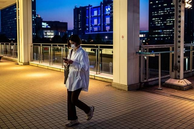 Persona utiliza un teléfono móvil. Foto Afp