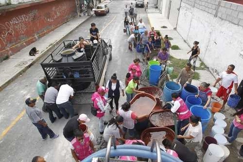 Vecinos de la colonia Del Mar, en Tláhuac, hacen largas filas para obtener un poco de agua. Foto Víctor Camacho / Archivo