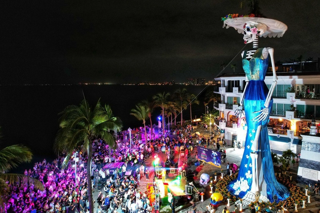 La noche del jueves dio inicio el  Festival de Día de Muertos de Puerta Vallarta, donde se presentó una catrina de 23 metros de altura. Foto ‘La Jornada’