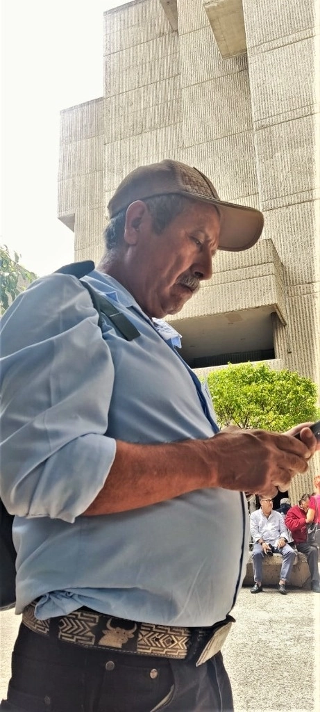 Juan Mancilla Roblada, titular del comisariado de bienes ejidales de Ayotitlán, a su salida de la Dirección de Asuntos Agrarios de Jalisco. Foto Juan Carlos G. Partida