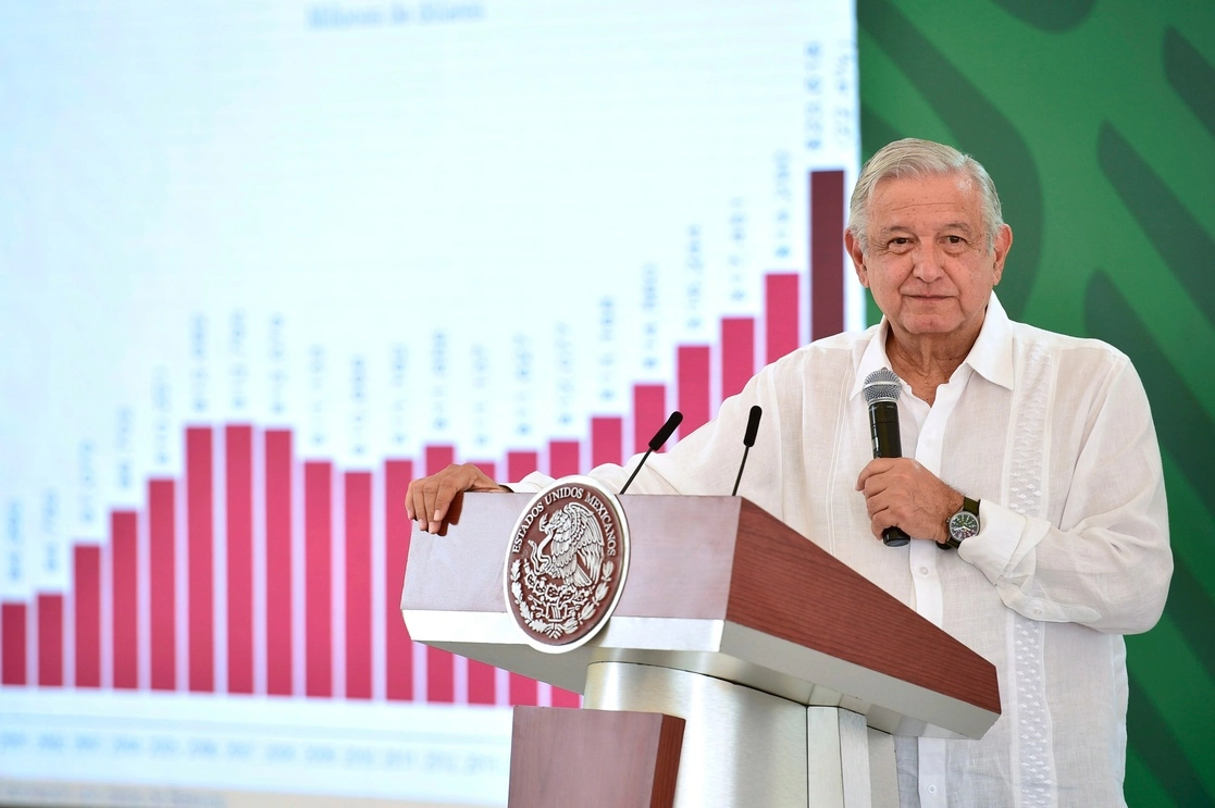 En su conferencia de ayer, el mandatario recordó los ataques contra el líder Napoleón Gómez Urrutia. Foto Presidencia